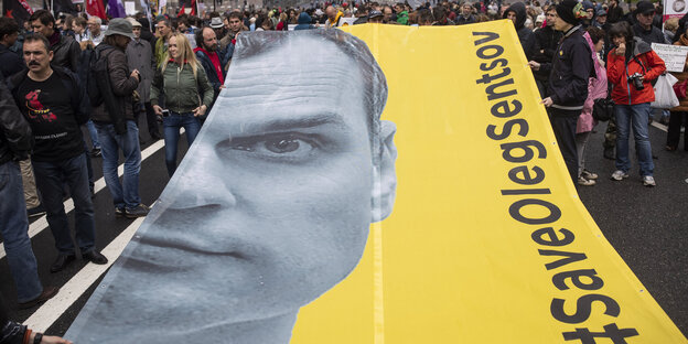 Demonstration der russischen Opposition am 10. Juni in Moskau. Auf einem Poster steht: "Rettet Oleg Sensow Demonstration der russischen Opposition am 10. Juni in Moskau. Auf einem Poster steht: "Rettet Oleg Sensow