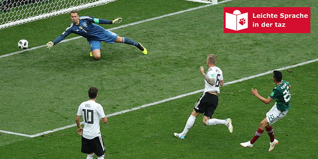 Szene aus dem Spiel: Torwart Neuer springt in Richtung Ball Szene aus dem Spiel: Torwart Neuer springt in Richtung Ball
