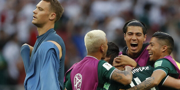Manuel Neuer steht enttäuscht neben der jubelnden mexikanischen Mannschaft Manuel Neuer steht enttäuscht neben der jubelnden mexikanischen Mannschaft