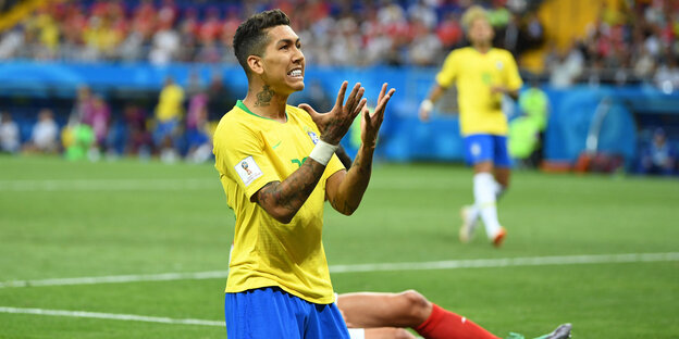 oberto Firmino aus Brasilien kniet enttäuscht auf dem Rasen