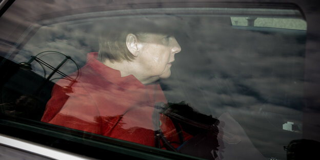 Angela Merkel hinter einem Autofenster Angela Merkel hinter einem Autofenster
