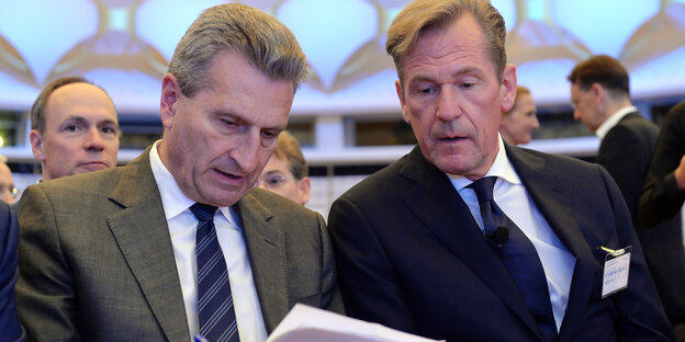 Ex-EU-Digitalkommissar Günther Oettinger und BDZV-Präsident Mathias Döpfner stzen nebeneinander beugen sich gemeinsam über ein Papier. Ex-EU-Digitalkommissar Günther Oettinger und BDZV-Präsident Mathias Döpfner stzen nebeneinander beugen sich gemeinsam über ein Papier.