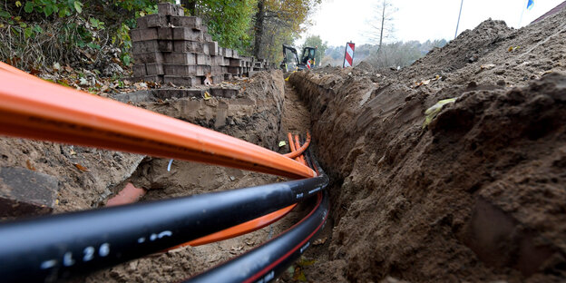 Kabel für den Anschluss von Breitband-Internetverbrindung auf einer Baustelle Kabel für den Anschluss von Breitband-Internetverbrindung auf einer Baustelle