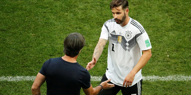 bundestrainer joachim löw und marvin plattenhardt klatschen sich an der seitenauslinie ab