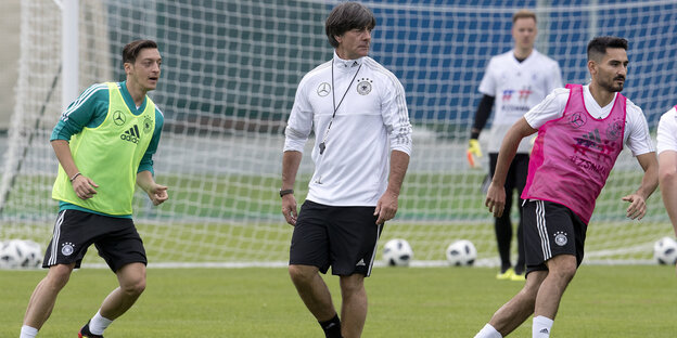Drei Fußballer beim Training Drei Fußballer beim Training