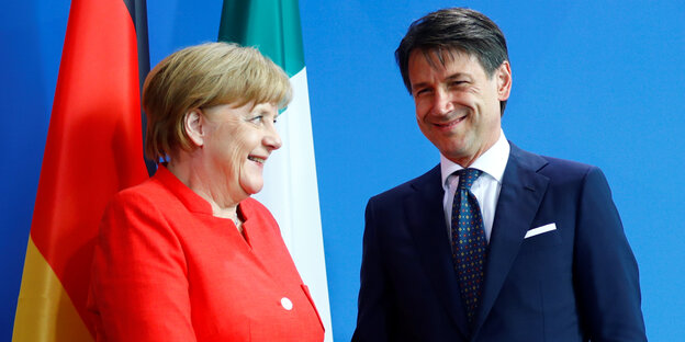 Merkel und Conte grinsen sich an Merkel und Conte grinsen sich an