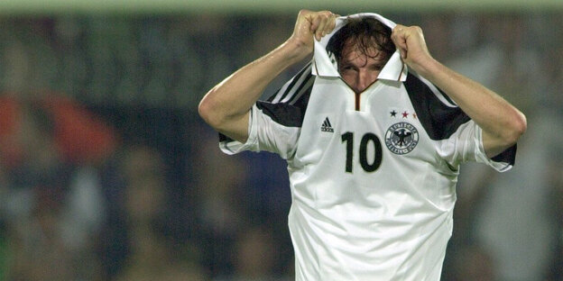 Lothar Matthäus zieht sich das DFB-Trikot über den Kopf Lothar Matthäus zieht sich das DFB-Trikot über den Kopf