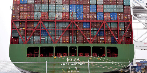 Ein Containerschiff ist vollbeladen. Ein Containerschiff ist vollbeladen.