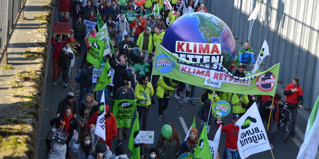 Der Demonstrationszug der Anti-Kohle-Demo in Bonn mit einer Erdkugel als Symbol für das Weltklima Der Demonstrationszug der Anti-Kohle-Demo in Bonn mit einer Erdkugel als Symbol für das Weltklima