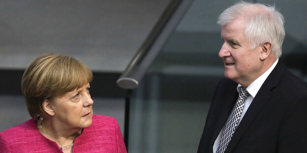 Merkel schaut Seehofer skeptisch an. Merkel schaut Seehofer skeptisch an.
