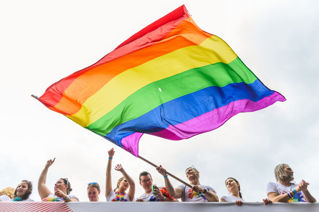 eilnehmer schwenken am 22.07.2017 in Berlin beim Christopher Street Day (CSD) unter dem Motto «Mehr von uns - jede Stimme gegen rechts» für die Rechte von schwulen, lesbischen, bi- und transsexuellen Menschen die Regenbogenfahne eilnehmer schwenken am 22.07.2017 in Berlin beim Christopher Street Day (CSD) unter dem Motto «Mehr von uns - jede Stimme gegen rechts» für die Rechte von schwulen, lesbischen, bi- und transsexuellen Menschen die Regenbogenfahne