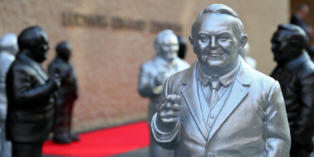 mehrere Skulpturen, die Ludwig Erhard darstellen mehrere Skulpturen, die Ludwig Erhard darstellen