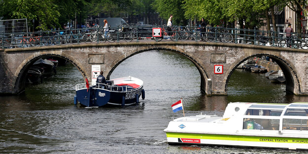 Eine Brücke über einen Kanal in Amsterdam