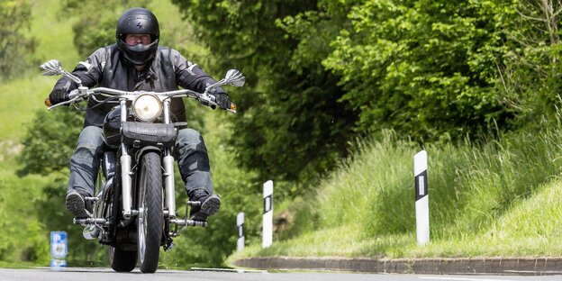 Motorradfahrer in der Landschaft Motorradfahrer in der Landschaft