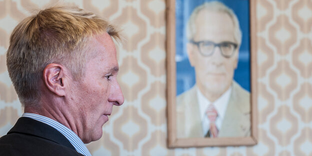 Profilbild von Hubertus Knabe, im Hintergrund ein Porträtfoto von Erich Honecker Profilbild von Hubertus Knabe, im Hintergrund ein Porträtfoto von Erich Honecker