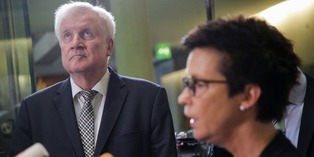 Horst Seehofer guckt in die Luft, vorne links steht Jutta Cordt seitlich zum Betrachter Horst Seehofer guckt in die Luft, vorne links steht Jutta Cordt seitlich zum Betrachter