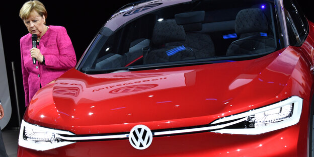 Merkel neben VW-Auto Merkel neben VW-Auto