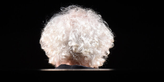 Hinterkopf mit hellen Locken Hinterkopf mit hellen Locken