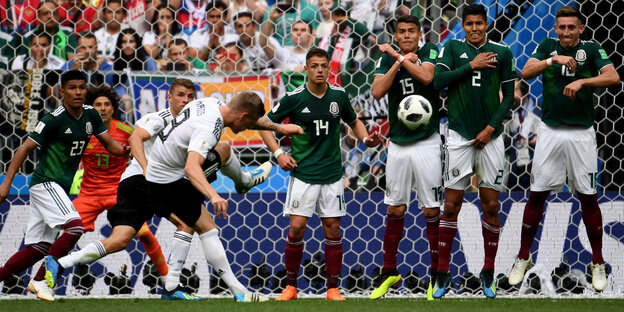 Toni Kroos steht links im Bild schießt einen Freistoß gegen Hector Herrera, Hugo Ayala Castro und Hector Moreno aus Mexiko.