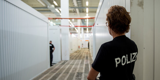 Weiße Container in einer Halle Weiße Container in einer Halle