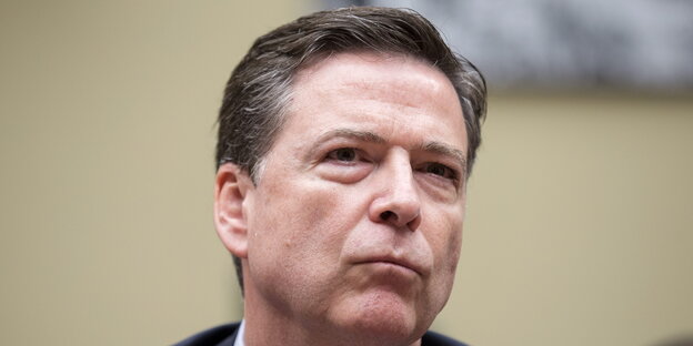 Der ehemalige FBI-Chef James Comey blickt mit zugekniffenem Mund skeptisch nach oben Der ehemalige FBI-Chef James Comey blickt mit zugekniffenem Mund skeptisch nach oben