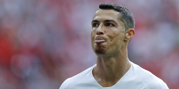 Cristiano Ronaldo streckt beim Marokko-Spiel die Zunge raus Cristiano Ronaldo streckt beim Marokko-Spiel die Zunge raus