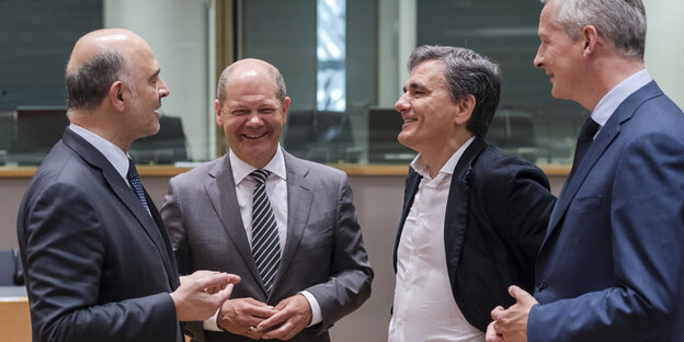 Bruno Lemaire, Olaf Scholz, Pierre Moscovici und Euclid Tsakalotos stehen nebeneinander Bruno Lemaire, Olaf Scholz, Pierre Moscovici und Euclid Tsakalotos stehen nebeneinander