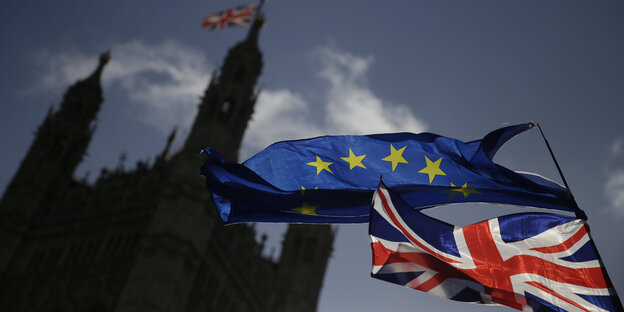 Eine EU-Flagge und eine britische Nationalflagge wehen vor dem britischen Parlament Eine EU-Flagge und eine britische Nationalflagge wehen vor dem britischen Parlament