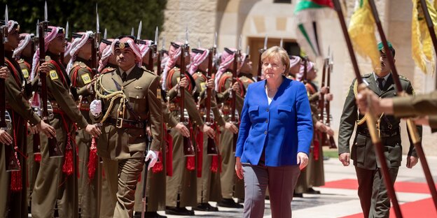 Bundeskanzlerin Angela Merkel (CDU) geht an der Palastwache vorbei zum Besuch von Abdullah II., König von Jordanien Bundeskanzlerin Angela Merkel (CDU) geht an der Palastwache vorbei zum Besuch von Abdullah II., König von Jordanien