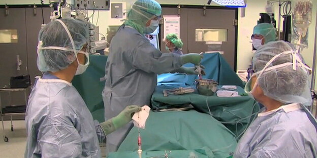 Ein Ärzteteam im Operationssaal Ein Ärzteteam im Operationssaal
