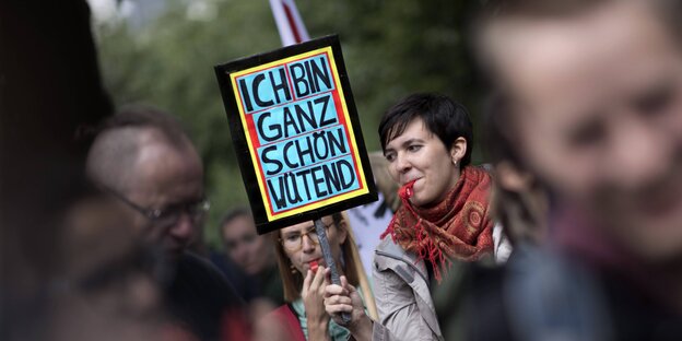Blick auf ein Demo-Plakat mit der Aufschrift "ich bin ganz schön wütend" Blick auf ein Demo-Plakat mit der Aufschrift "ich bin ganz schön wütend"