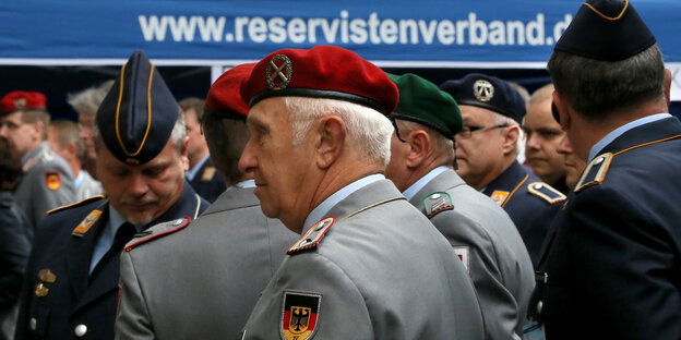 Mehrere ältere Herren in Uniform vor dem Schriftzug Reservistenverband Mehrere ältere Herren in Uniform vor dem Schriftzug Reservistenverband