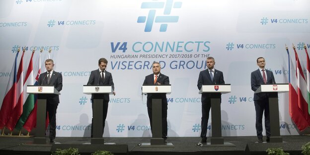 Die Staats- und Regierungschefs der Visegrad-Vier-Staaten mit Österreichs Bundeskanzler Kurz (2. von links) Die Staats- und Regierungschefs der Visegrad-Vier-Staaten mit Österreichs Bundeskanzler Kurz (2. von links)