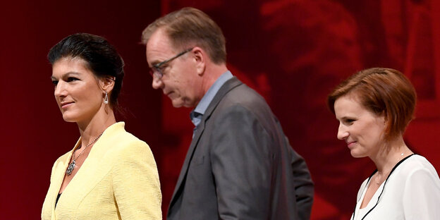Sahra Wagenknecht, Dietmar Bartsch und Katja Kipping laufen mit teilweise gesenkten Köpfen in eine Richtung Sahra Wagenknecht, Dietmar Bartsch und Katja Kipping laufen mit teilweise gesenkten Köpfen in eine Richtung
