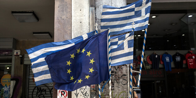 Eine EU-Flagge und griechische Flaggen wehen im Wind Eine EU-Flagge und griechische Flaggen wehen im Wind