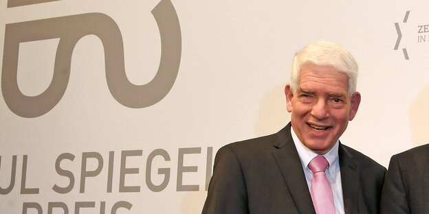 Ein älterer Mann vor einer weiß-goldenen Wand, es ist Josef Schuster Ein älterer Mann vor einer weiß-goldenen Wand, es ist Josef Schuster