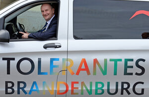Brandenburgs Ministerpräsident Woidke sitzt in einem Auto mit der Aufschrift Tolerantes Brandenburg Brandenburgs Ministerpräsident Woidke sitzt in einem Auto mit der Aufschrift Tolerantes Brandenburg