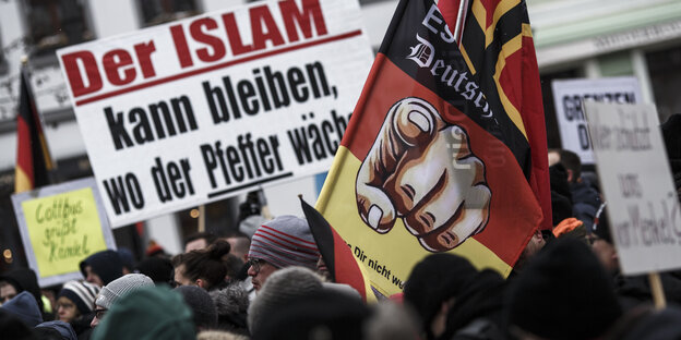 Anti-Islamisches Plakat auf einer Demo in Cottbus Anti-Islamisches Plakat auf einer Demo in Cottbus