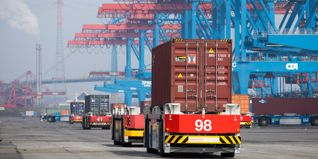 Lkw-Container auf einem Containerterminal Lkw-Container auf einem Containerterminal