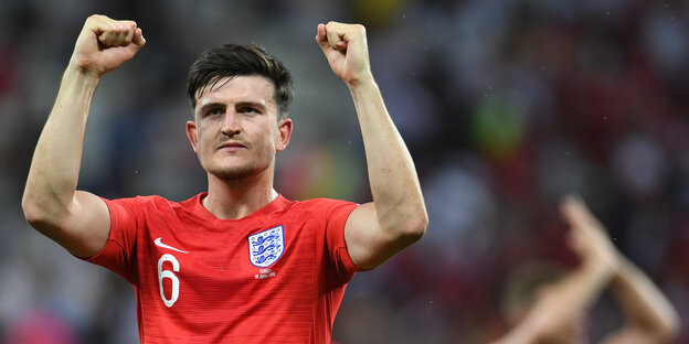 Harry Maguire aus England streckt nach Spielende zum Sieg die Arme zum Jubel in die Luft. Harry Maguire aus England streckt nach Spielende zum Sieg die Arme zum Jubel in die Luft.