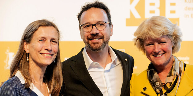 Marietta Rissenbeek, Carlo Chatrian und Monika Grütters schauen in die Kamera Marietta Rissenbeek, Carlo Chatrian und Monika Grütters schauen in die Kamera