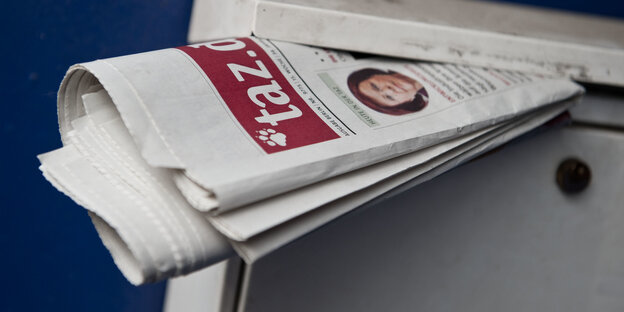Eine Ausgabe der taz lugt aus einem Briefkasten hervor Eine Ausgabe der taz lugt aus einem Briefkasten hervor