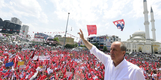 Muharrem Ince, wie er den Arm hebt vor einer Menschenmasse mit Türkei-Flaggen und Transparenten Muharrem Ince, wie er den Arm hebt vor einer Menschenmasse mit Türkei-Flaggen und Transparenten