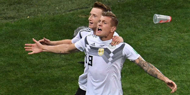 Reus und Kroos feiern den Sieg Reus und Kroos feiern den Sieg