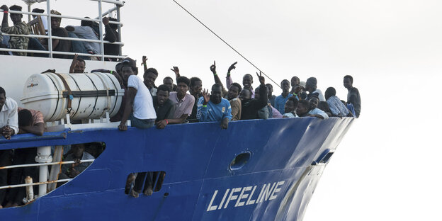 Menschen stehen an Bord der "Lifeline" Menschen stehen an Bord der "Lifeline"
