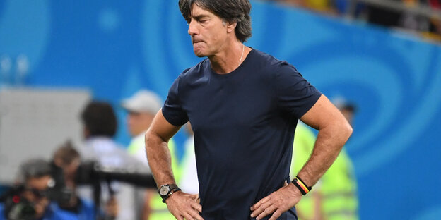 Jogi Löw mit den Händen in den Hüften, er schaut grimmig Jogi Löw mit den Händen in den Hüften, er schaut grimmig