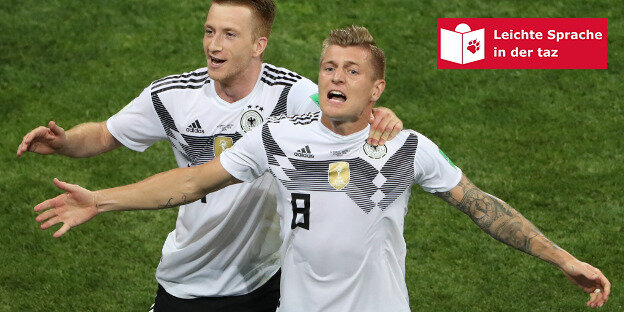 Toni Kroos streckt auf dem Feld die Arme aus Toni Kroos streckt auf dem Feld die Arme aus