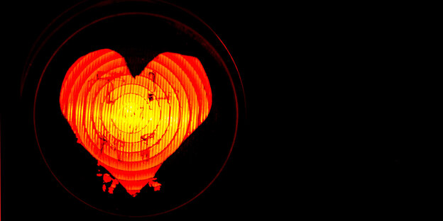 Ein rotes Ampellicht - darauf ein Herz-Passepartout geklebt