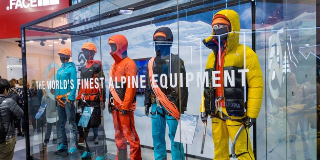 Ein Messestand mit Outdoor-Bekleidung der Marke The North Face Ein Messestand mit Outdoor-Bekleidung der Marke The North Face