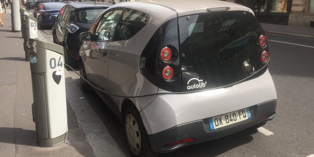 Autolib'-Auto vor Ladesäule in Paris Autolib'-Auto vor Ladesäule in Paris